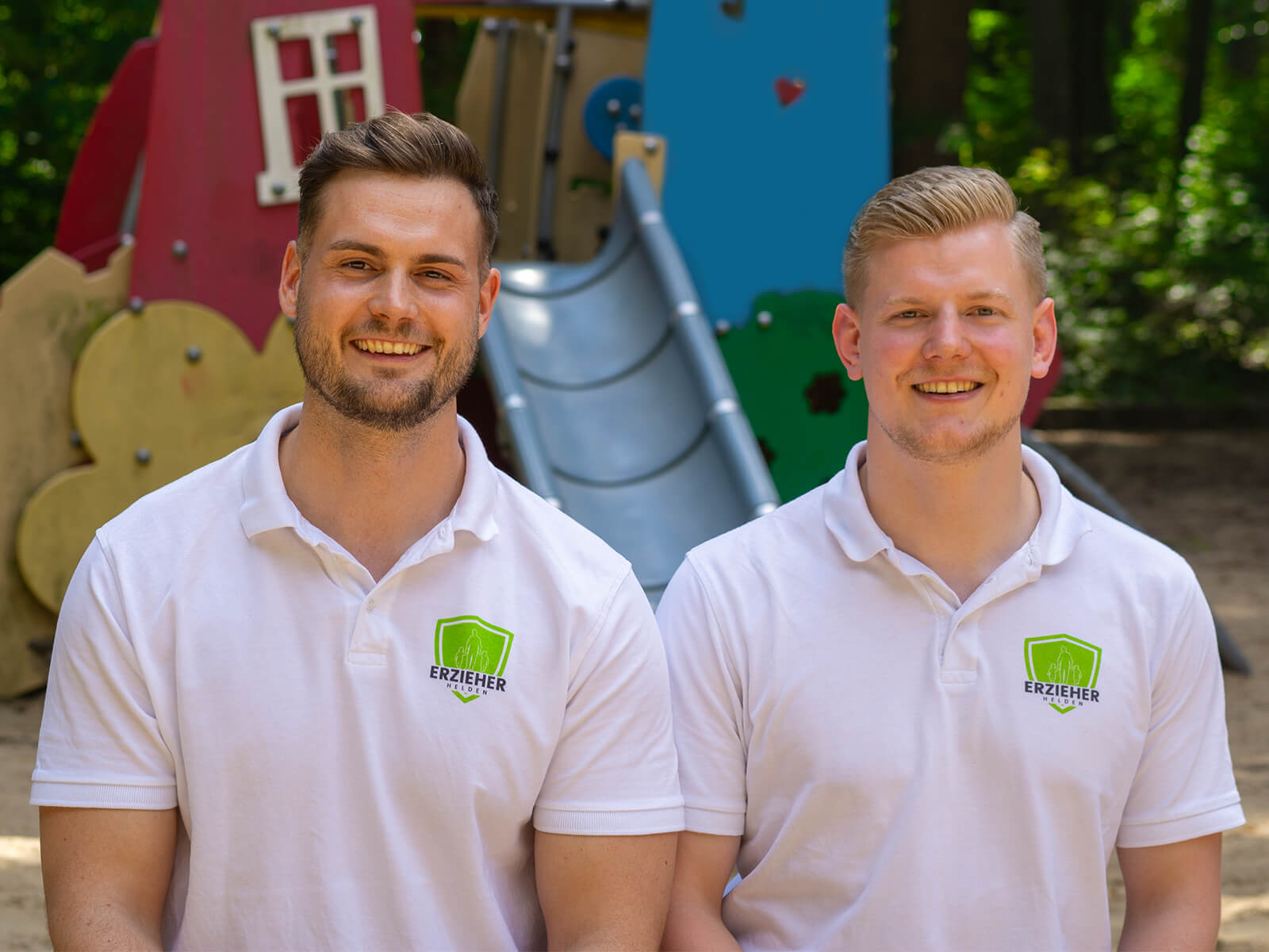 Erzieher Helden Ian und Rico auf dem Spielplatz